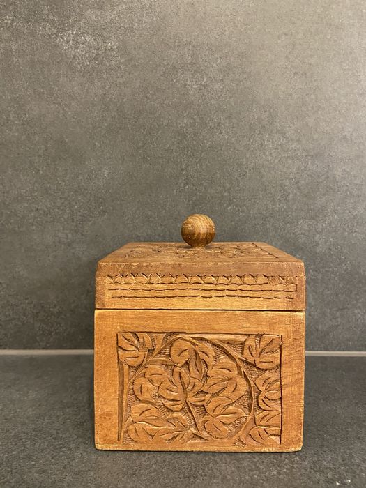 Drewniana rzeźbiona szkatułka vintage – ręcznie zdobione pudełko na biżuterię
