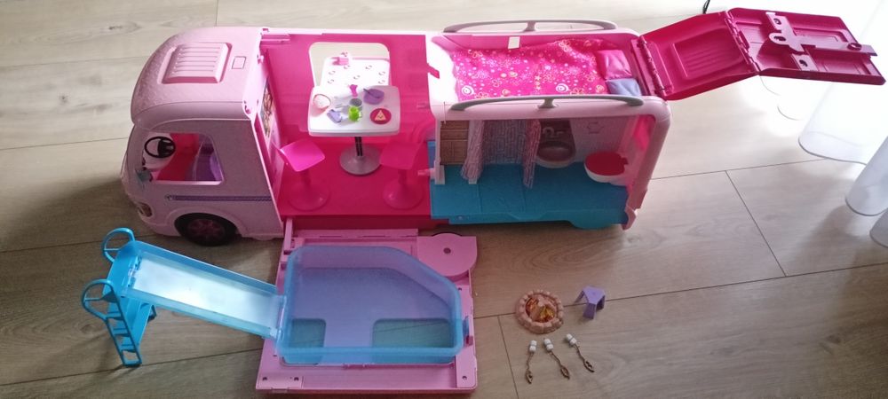 Kamper Barbie z basenem auto samochód różowy