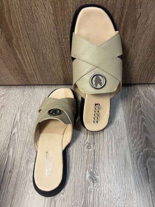 Нові шльопанці та елегантні туфлі