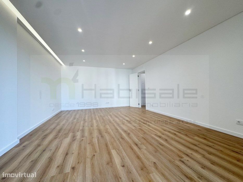T2 totalmente remodelado com parqueamento no Centro da Parede