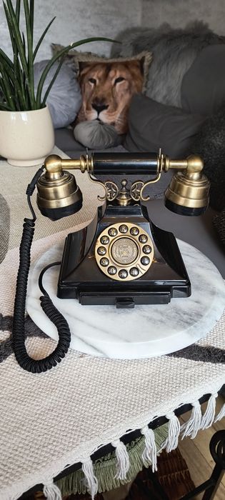 Telefon stacjonarny Retro w starym stylu.