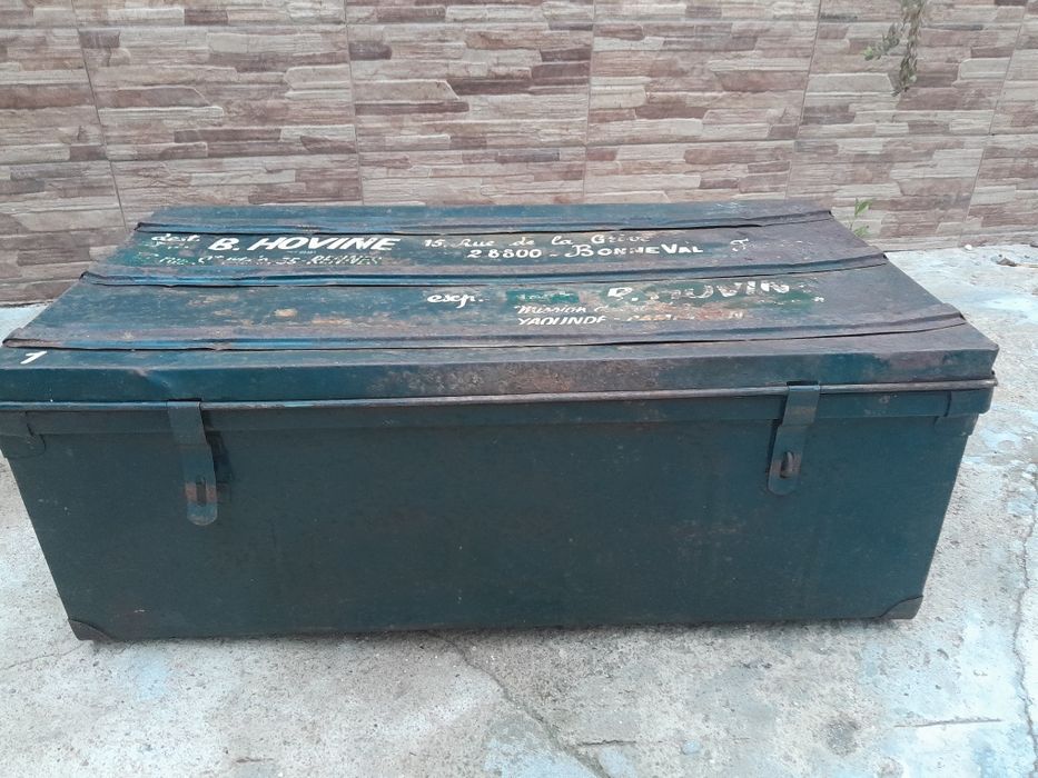 Antiga caixa militar grande em chapa