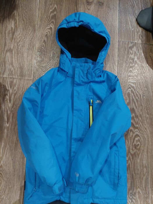 Лижна куртка дуже гарна 134-140