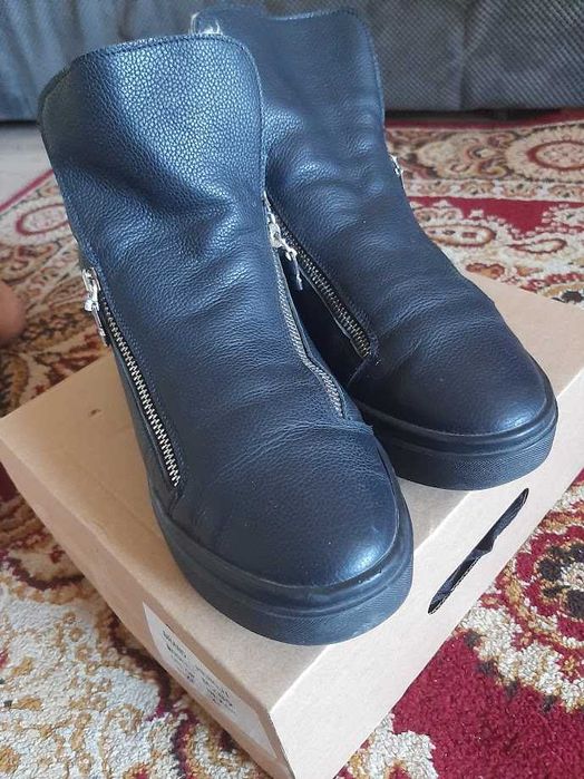 Чоботи жіночі зимові шкіряні на цигейці, розмір 40, б/у