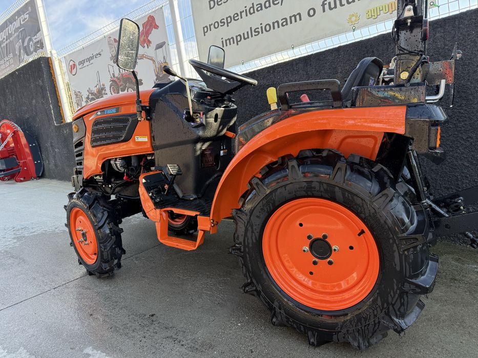 Trator RHINOCEROS 25 com matricula