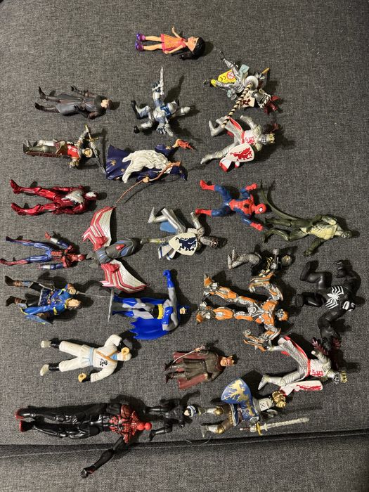 Фигурки разных персоонажей