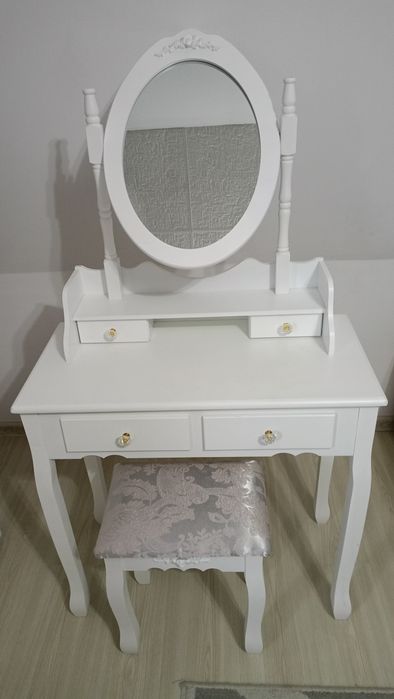 Toaletka biała z lustrem i krzesłem