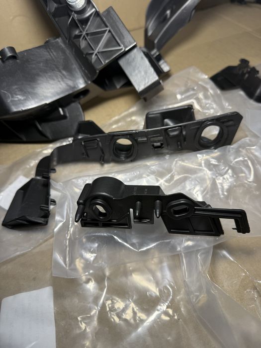 Кріплення; кронштейн бампера Audi A4 b8 b9; Ауді б8 б9 (2007-2019)