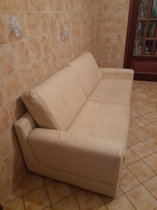 2 Sofás de pele bege. Vende-se o conjunto ou em separado.