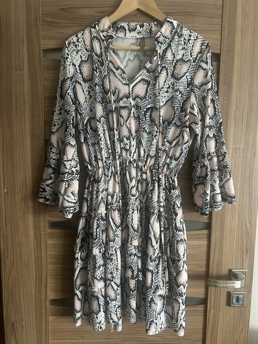 Sukienka gumka serek wezowy print rozkloszowana