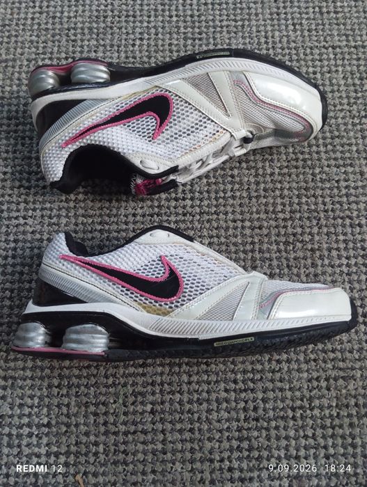 damski model z kultowej serii amortyzacji sprężynowej Nike Shox Navina 3 White/Pink-Black  Y2K r. 39