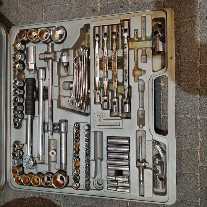 Zestaw kluczy nasadowych calowe i metryczne