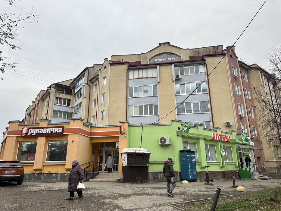 Продається простора квартира площею 173.8 м.кв., вул. Федьковича 7А