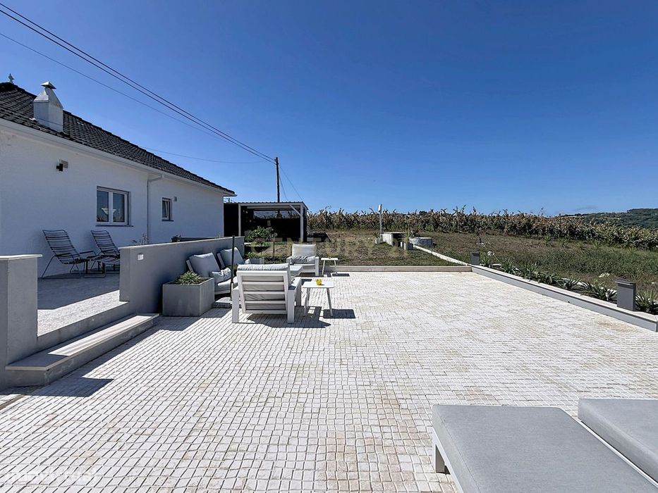 Moradia isolada com amplo terreno de 1.350 m², junto a Alcobaça