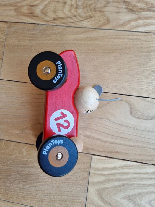 PlanToys krolik w samochodem wyścigowym