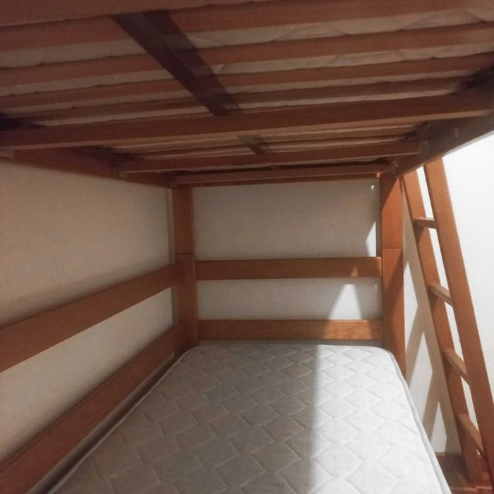 Cama beliche em ótimo estado com colchões incluídos.