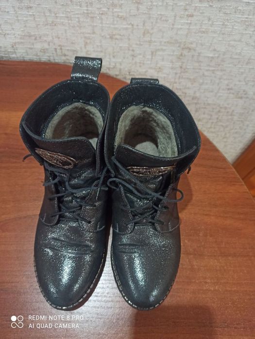 Продаються черевички.