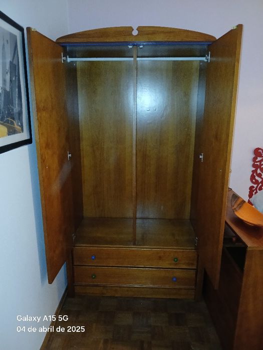 Quarto completo Cama com gavetão/ Roupeiro/ mesa de cabeceira