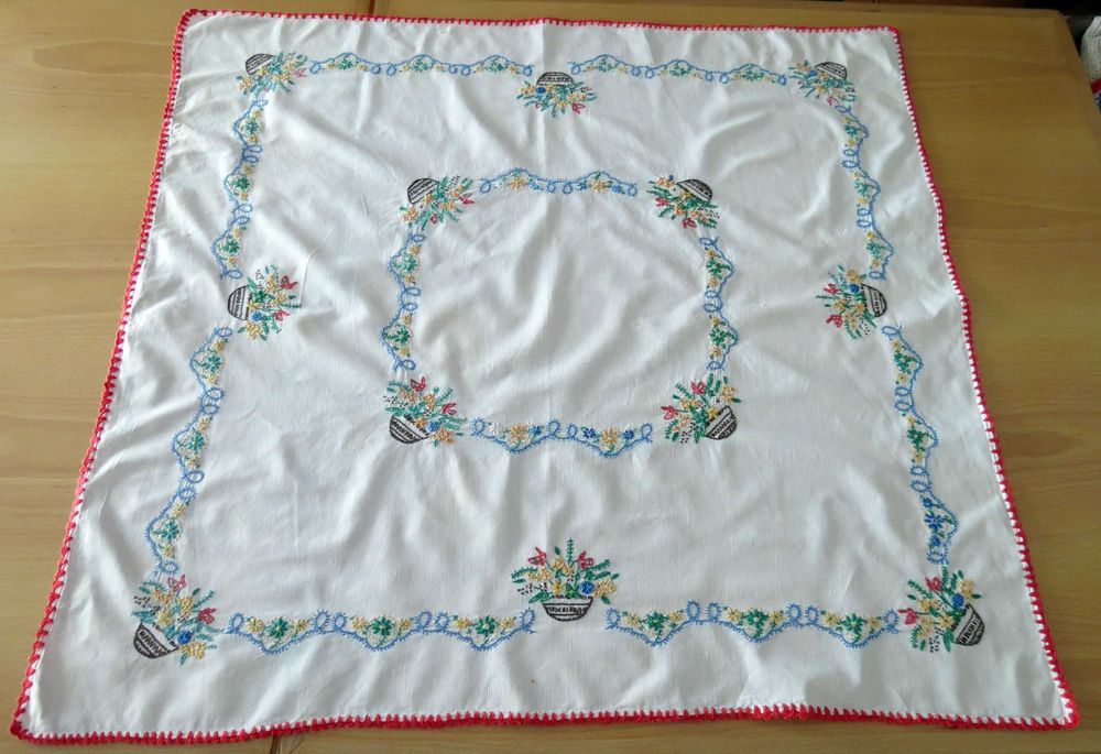 41 conjuntos de naperons em crochet  e 6 toalhas