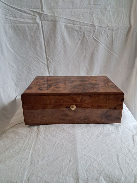 Caixa guarda-jóias em madeira nogueira