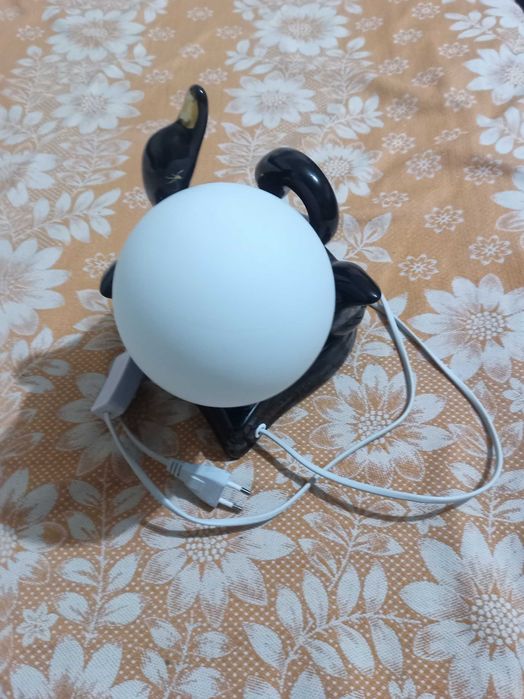 Настільна лампа зі статуеткою