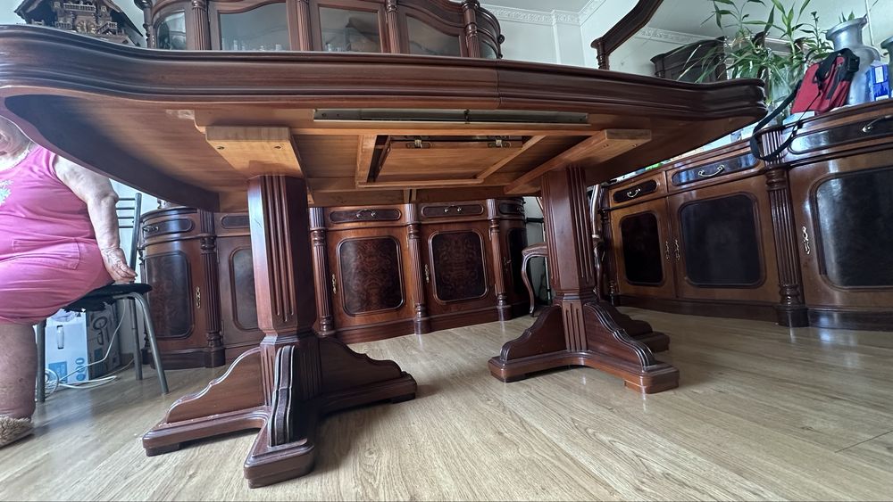 Sala de jantar em cerejeira e raiz de nogueira