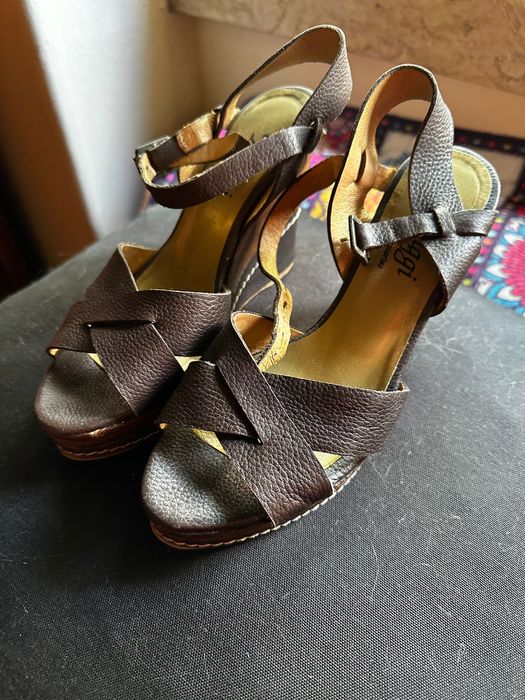 Sandálias Castanhas de cunha 35