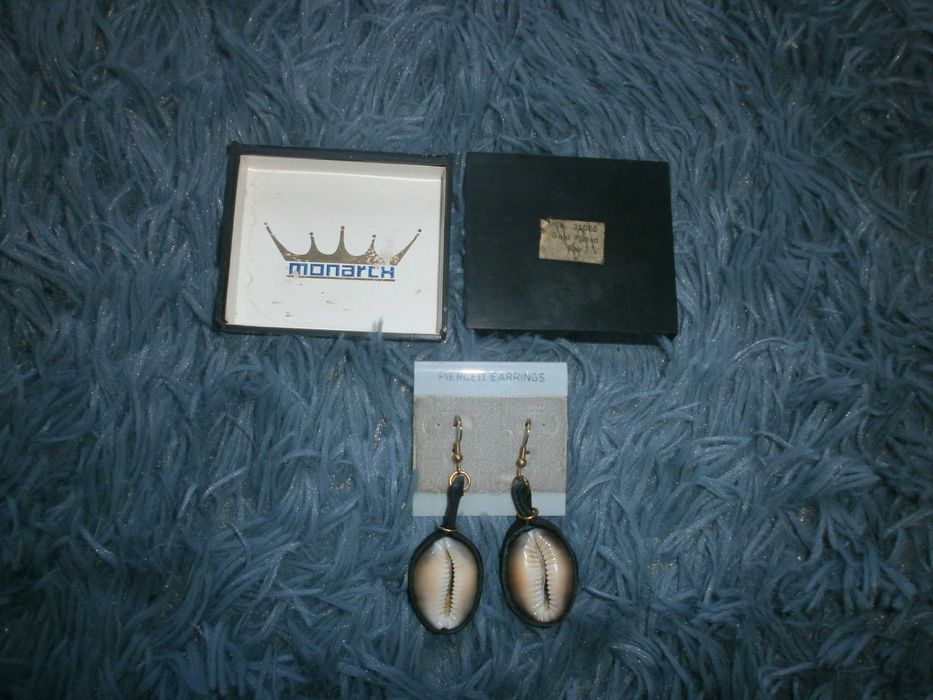 Сережки " Монарх" с ракушкой Каури