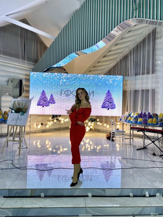 Сукня вечірня червоного кольору.