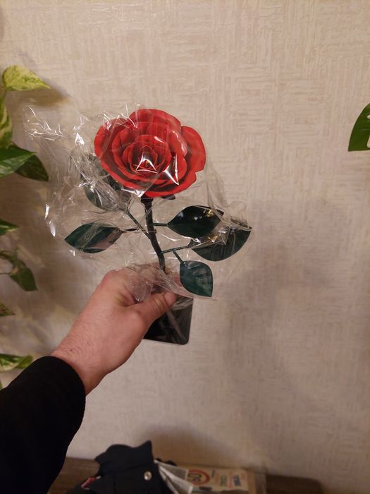 Róża cięta na podstawce z metalu prezent