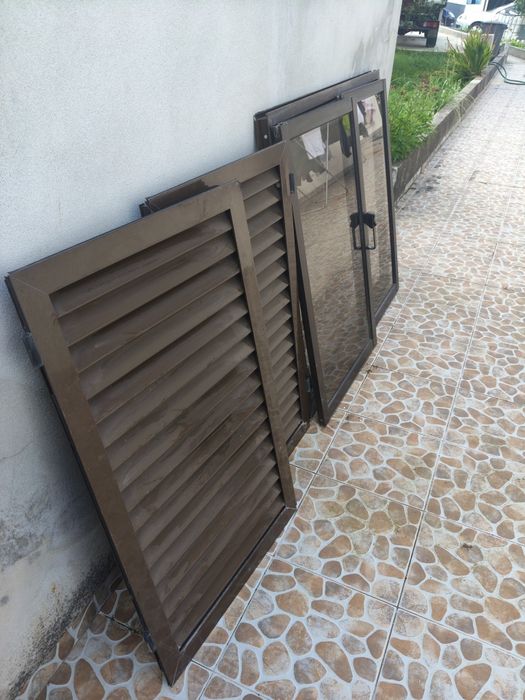 Janela de alumínio castanho