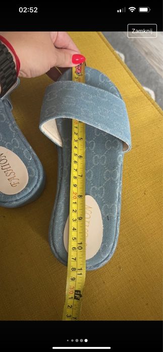 Jeansowe klapki w monogram