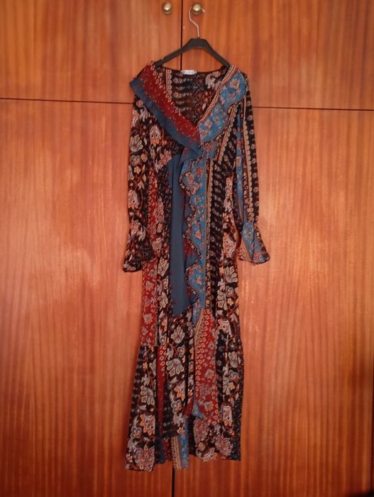Vestido florido, com alguma transparência.
