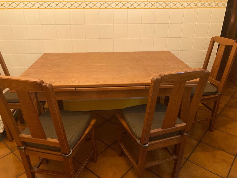 Mesa cozinha com cadeiras