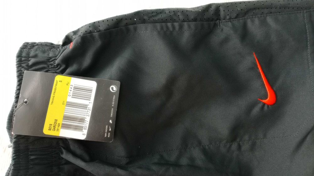 Calça de desporto NIKE nova.