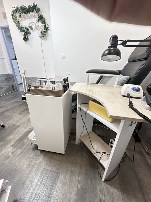 Крісло для педикюру, стіл для манікюру