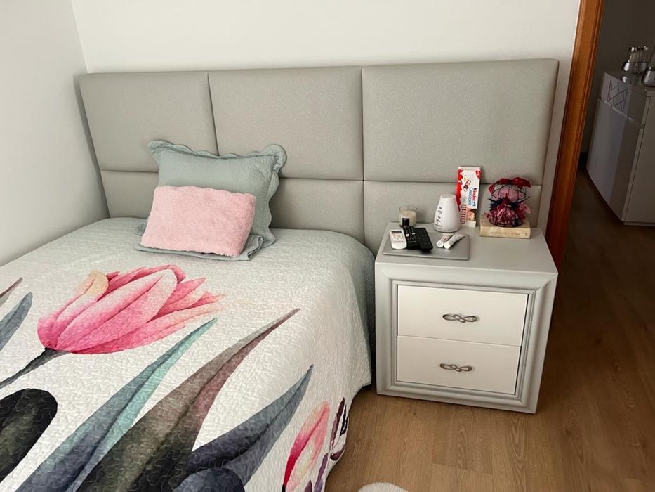 conjunto quarto: cama, comoda, mesinha de cabeceira