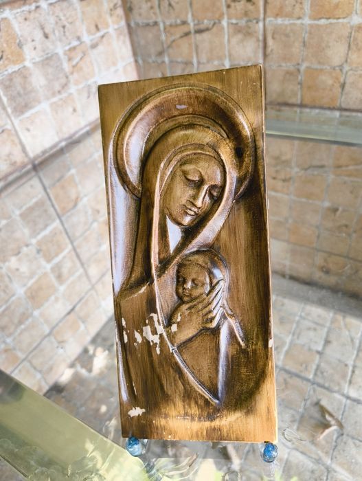 Płaskorzeźba drewniana Maryja z Dzieciątkiem