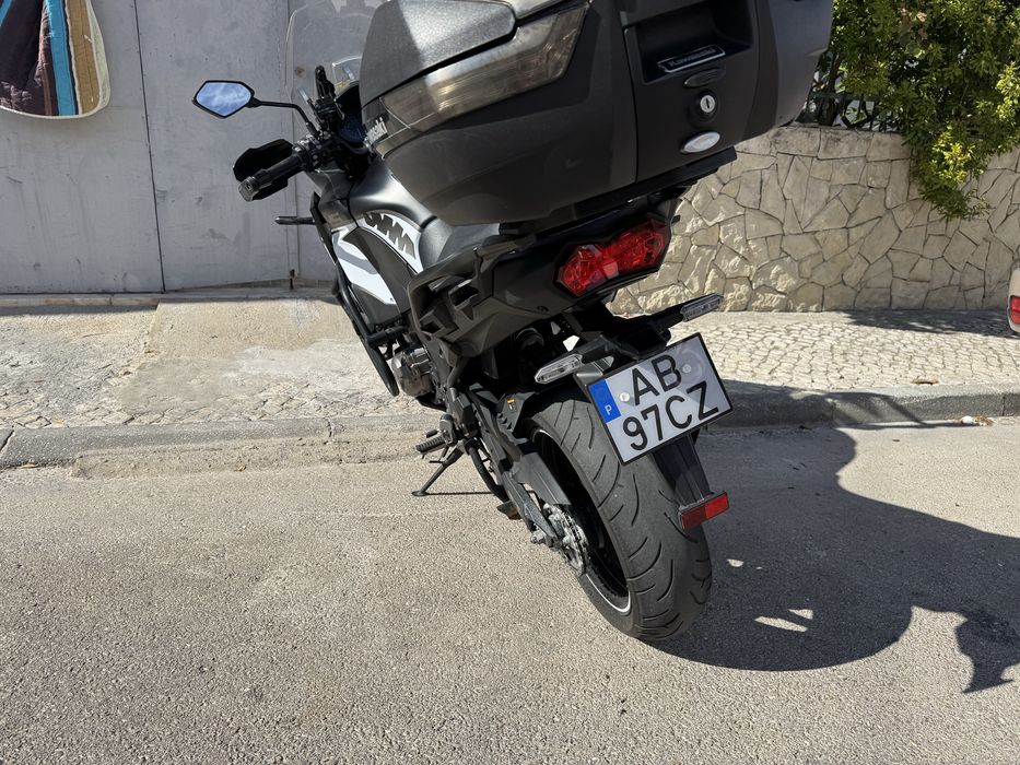 Vendo Kawasaki preta e branca , mota com revisoes srmpre feitas na M.