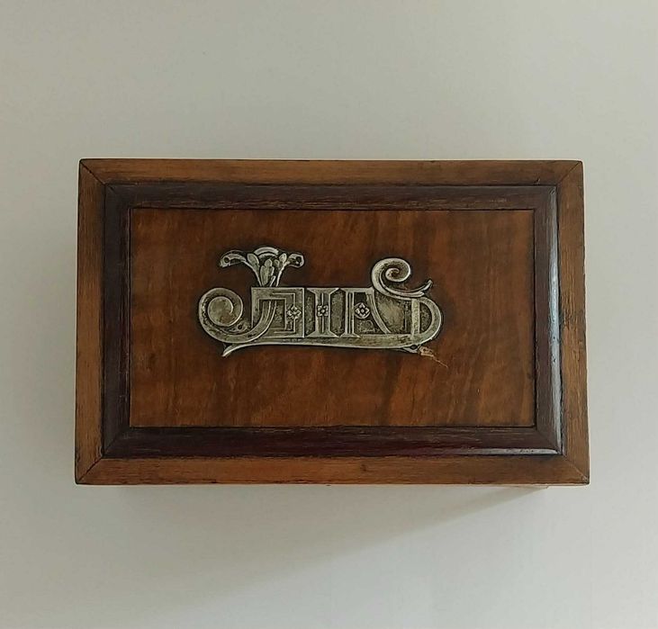 Antiga Caixa Guarda-Joias, Nogueira com a aplicação em Prata "Joias"