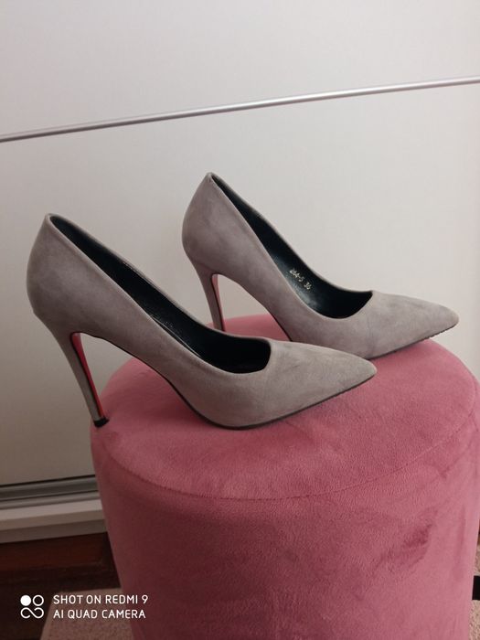 Siwe szpilki z czerwoną podeszwą