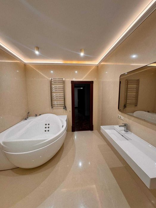 Продається просторий  будинок в Центрі