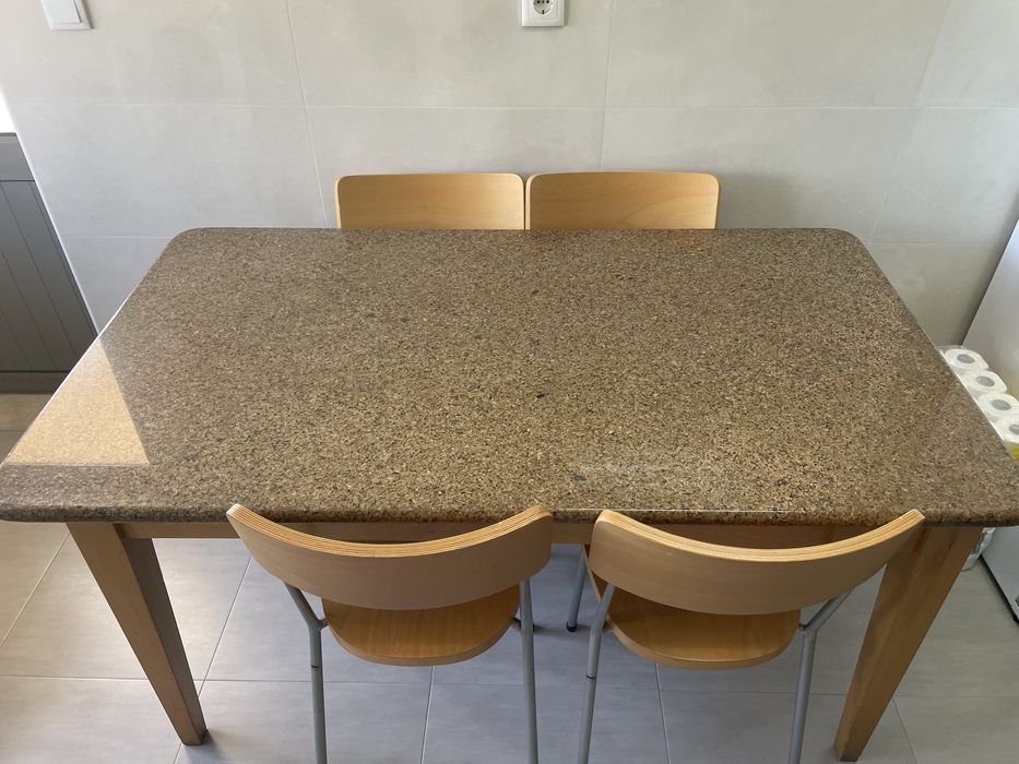 Mesa com tampo de granito