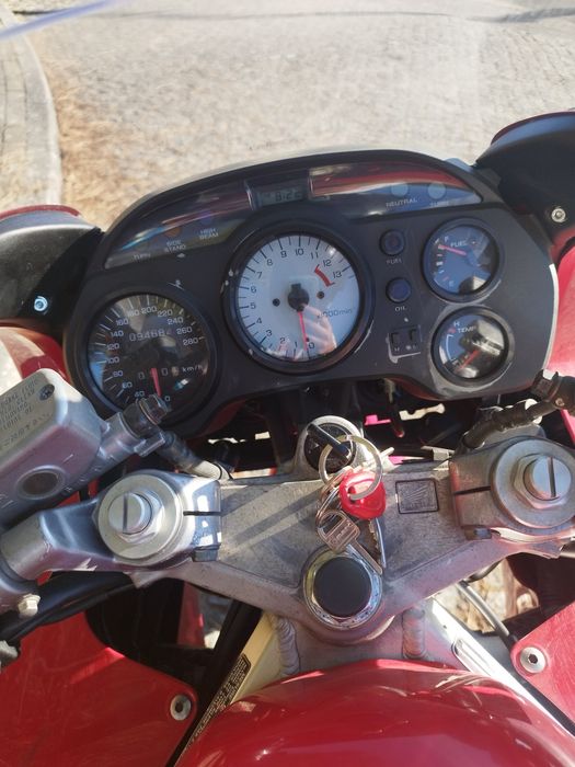 Honda VFR 750  V4 – Lendária - possível troca por 125