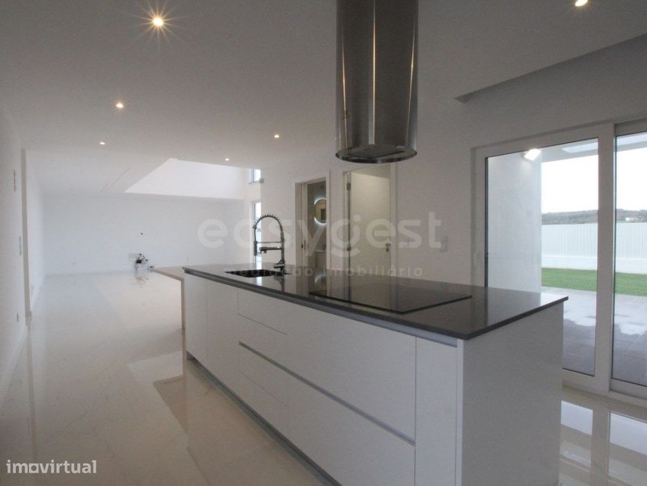 Moradia T4 Contemporânea com Piscina Aquecida na Lourinhã Elegância...