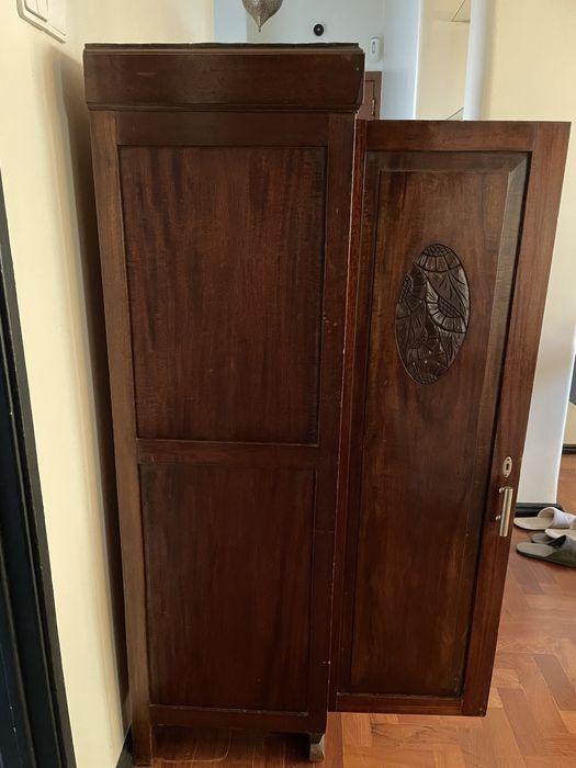 Móvel roupeiro de madeira pequeno antigo vintage