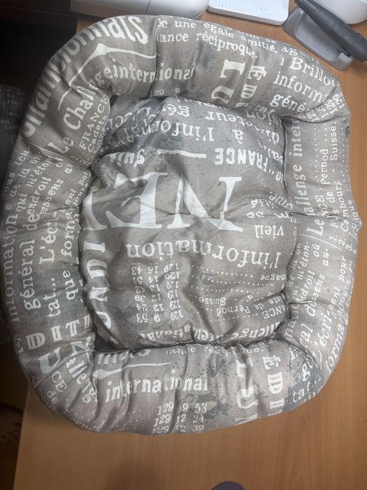 Лежанки та будиночок для собак/котів