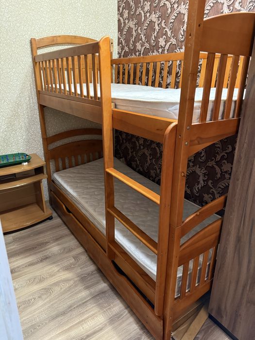 Продається двухповерхове ліжко   разом з матрасами