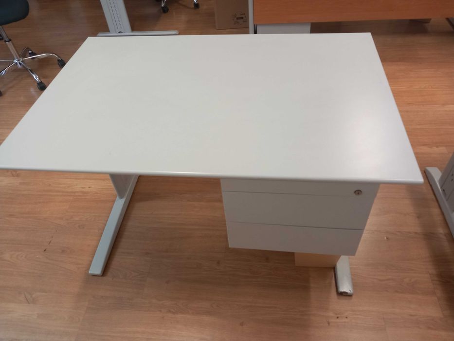 Secretária  em muito bom estado.