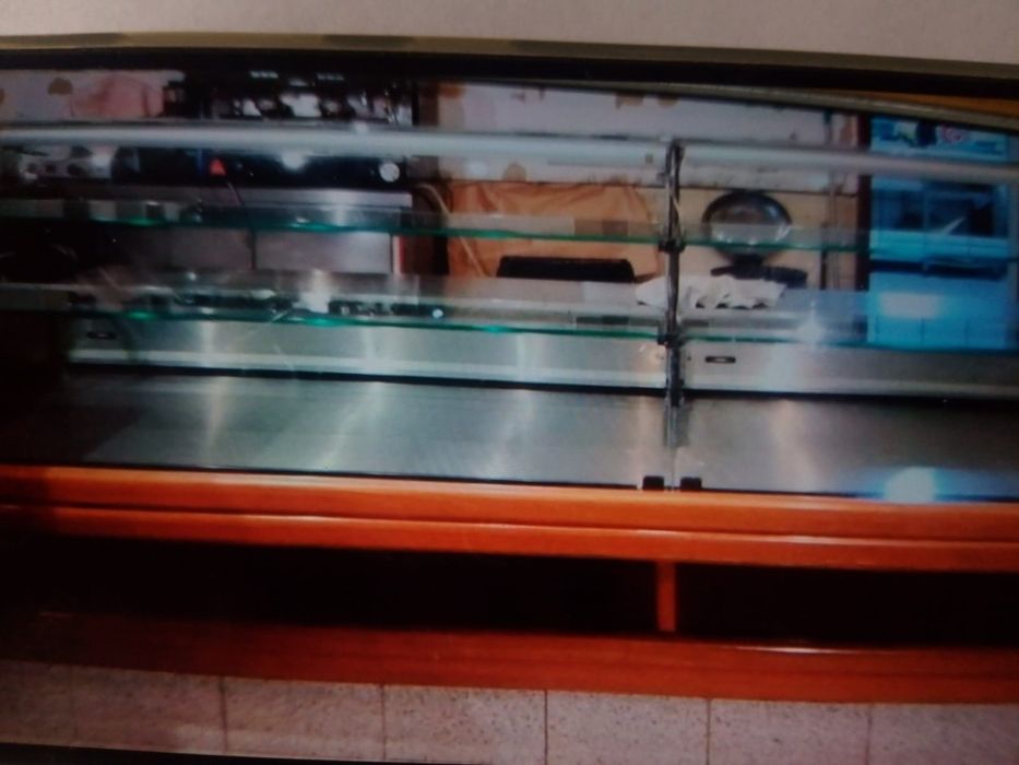 Display case in good condition64286121990146122